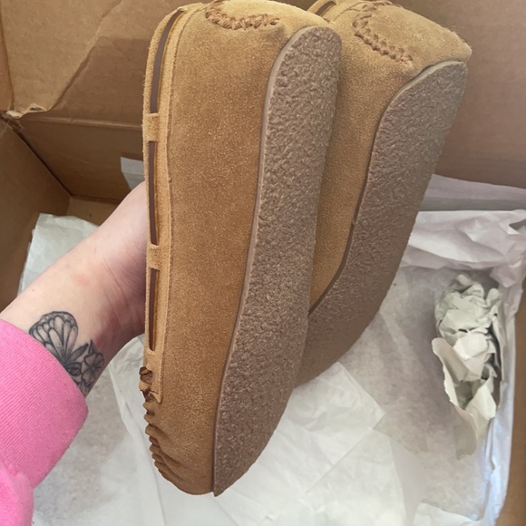 Minnetonka women’s size 10 moccasins - Picture 2 of 3